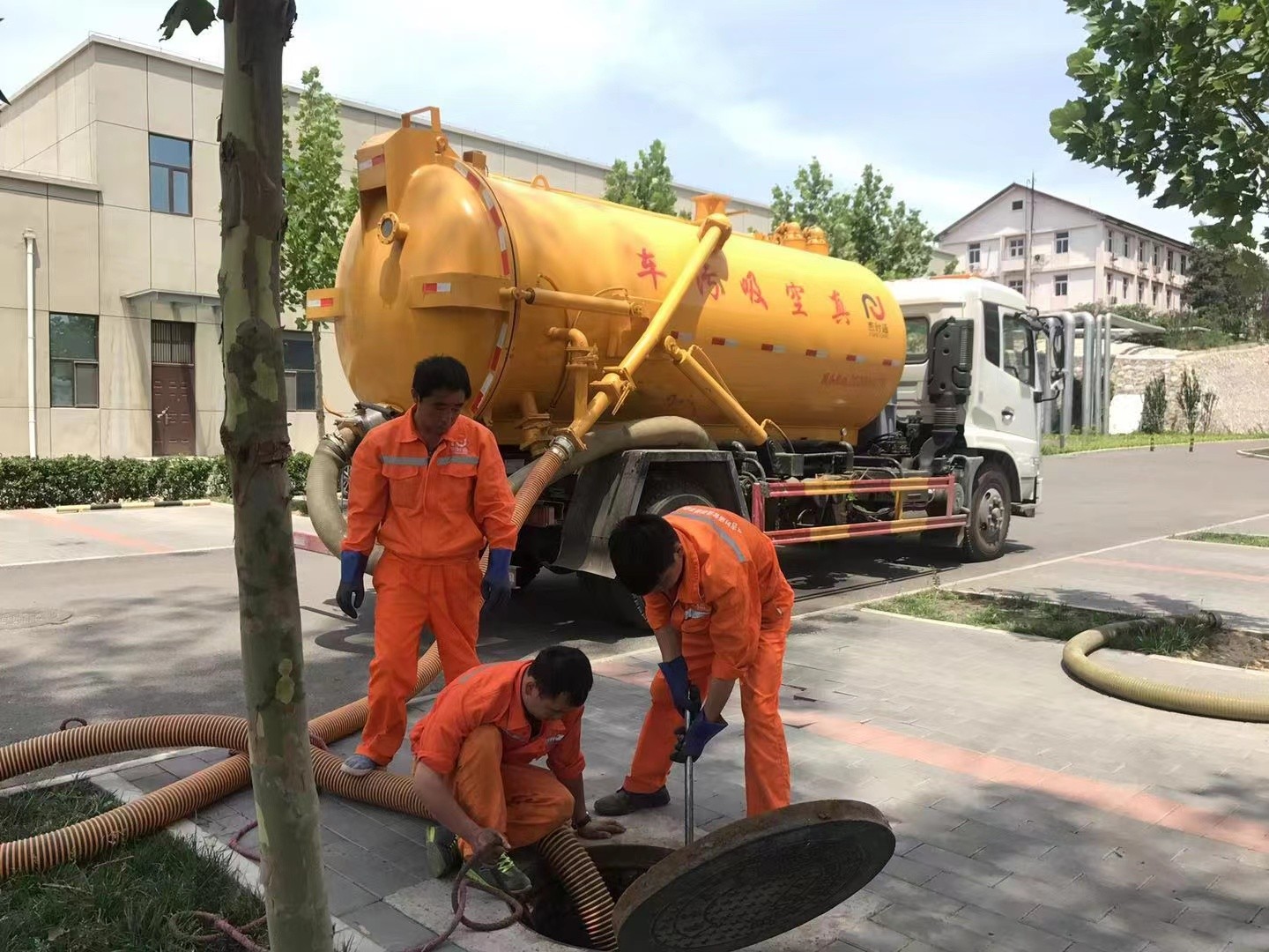 岭口镇管道疏通车停在窨井附近