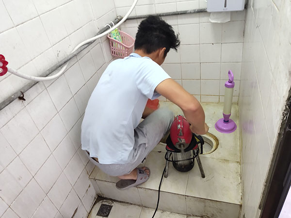 岭口镇管道堵塞冒臭气 专业师傅现场解决问题
