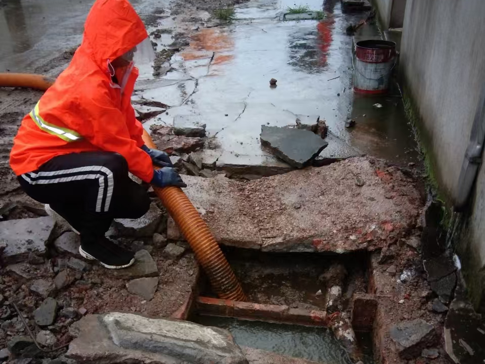 岭口镇专业清理污水池 炜誉市政以规范流程守护城市 “肠道”